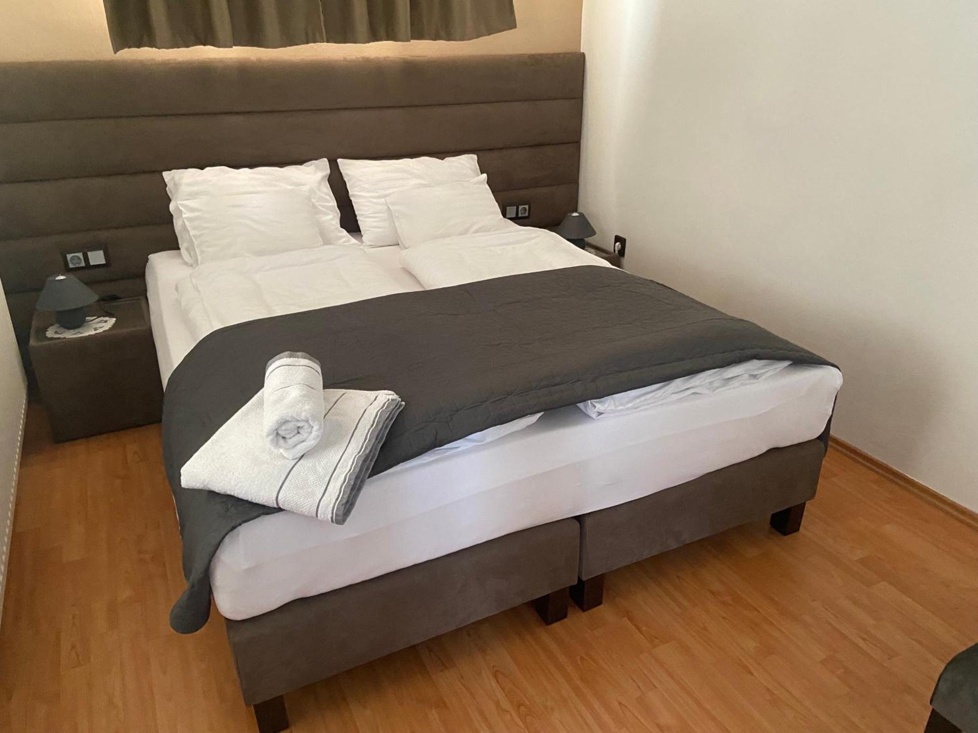 Bory Apartman, Zart Udvari Parkolas, Met Arena 2,5 Km Apartament